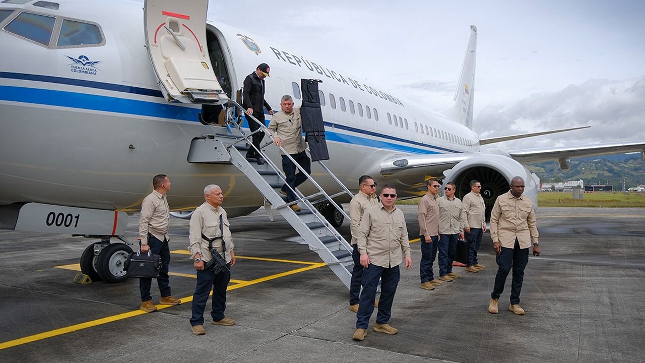 El presidente Petro es protegido en uno de sus viajes.