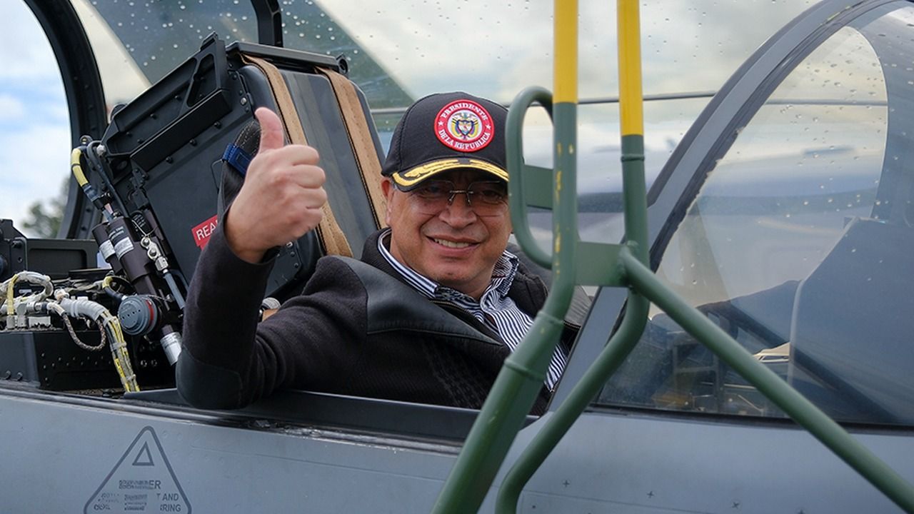 El presidente Petro sonríe en una aeronave.