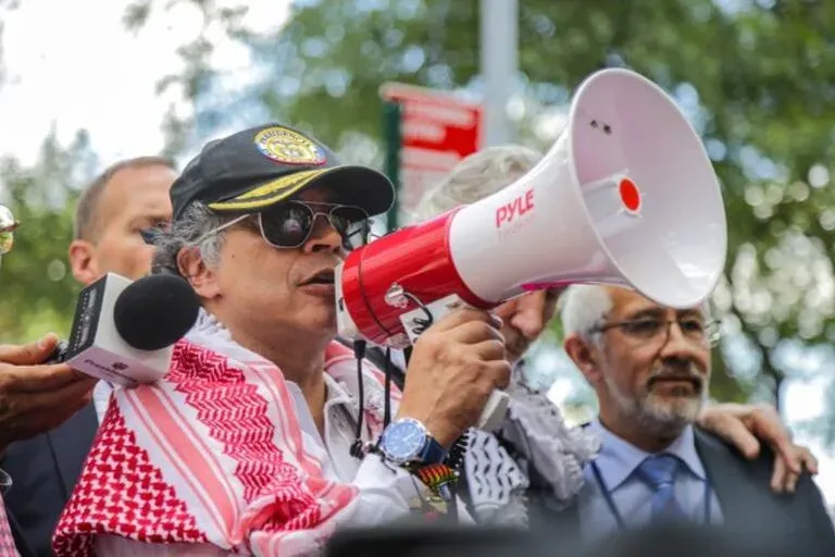 El presidente Petro en una calle de Nueva York