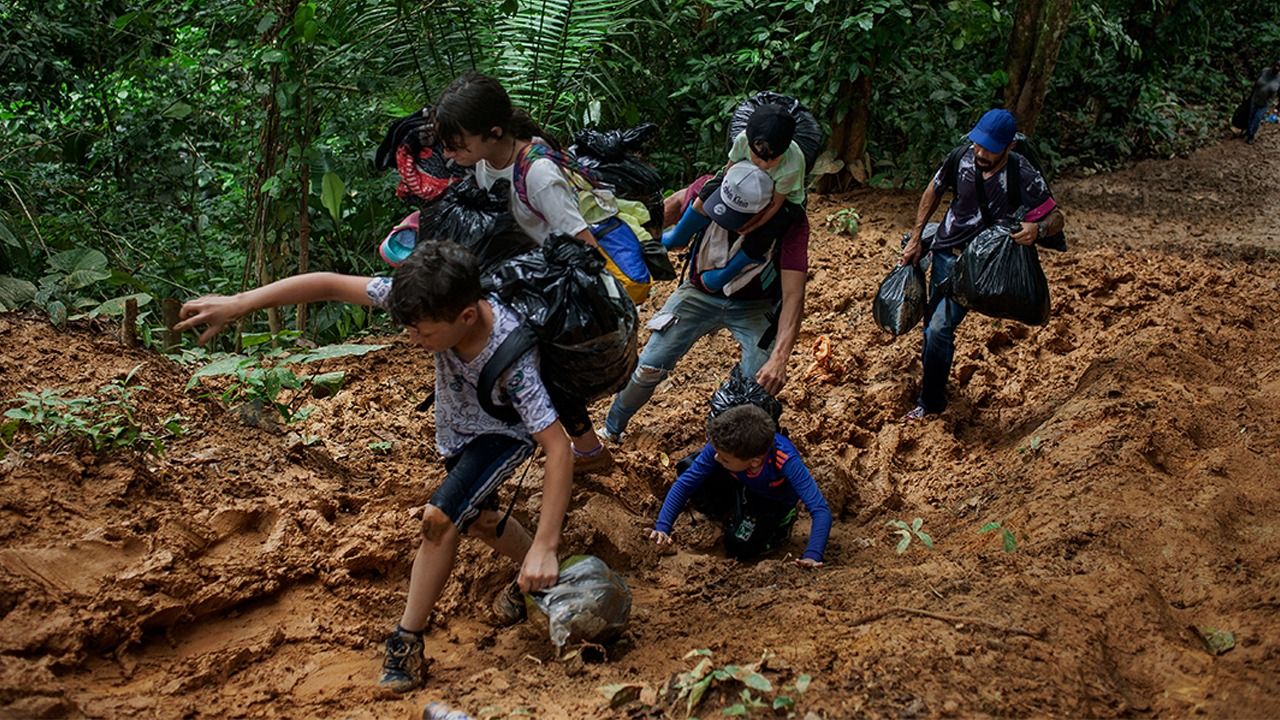Migrantes atraviesan el Tapón del Darién hacia la frontera con Panamá.