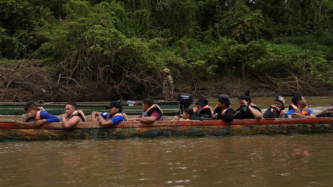 Migrantes en una embarcación en Necocli en su ruta para cruzar el Golfo de Urabá y llegar a Capurganá.