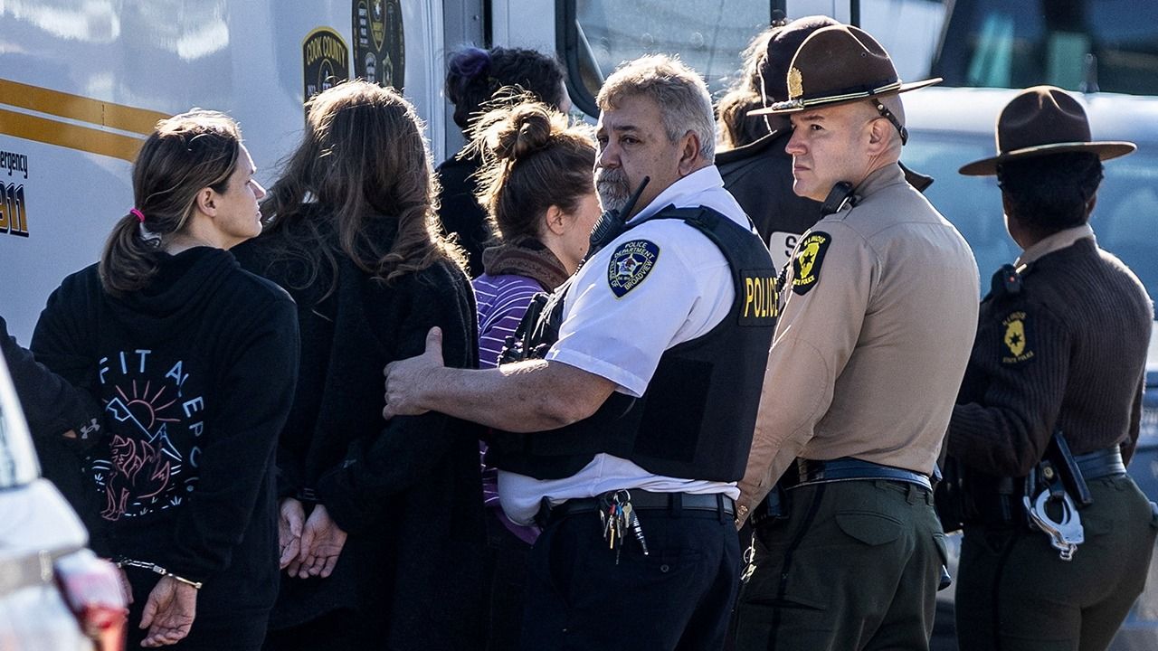 Agentes de la Policía Estatal de Illinois y del Departamento de Policía de Broadview detienen a manifestantes durante una protesta contra las medidas migratorias