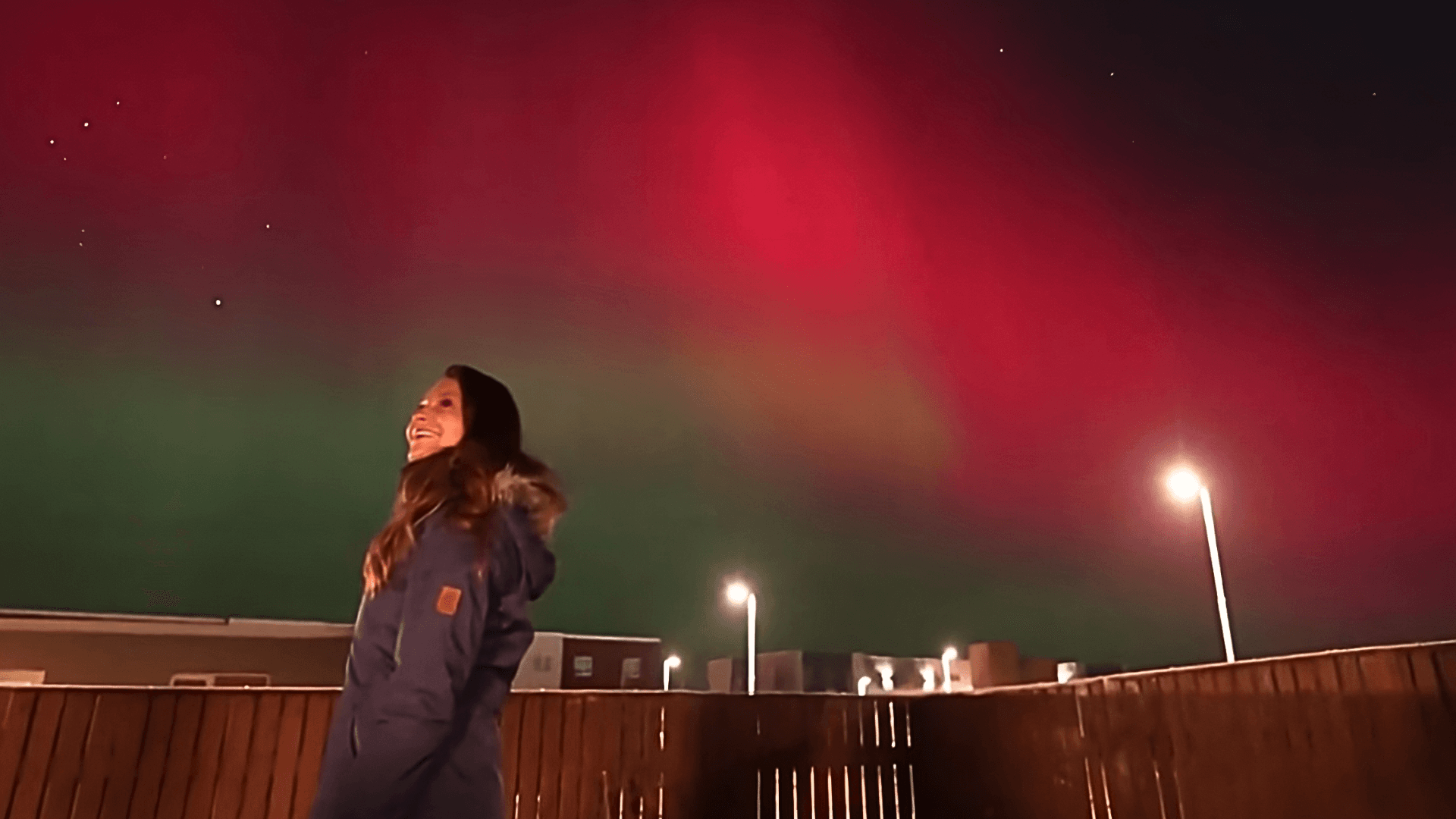 Imagen de Angélica Sánchez durante una aurora boreal roja.
