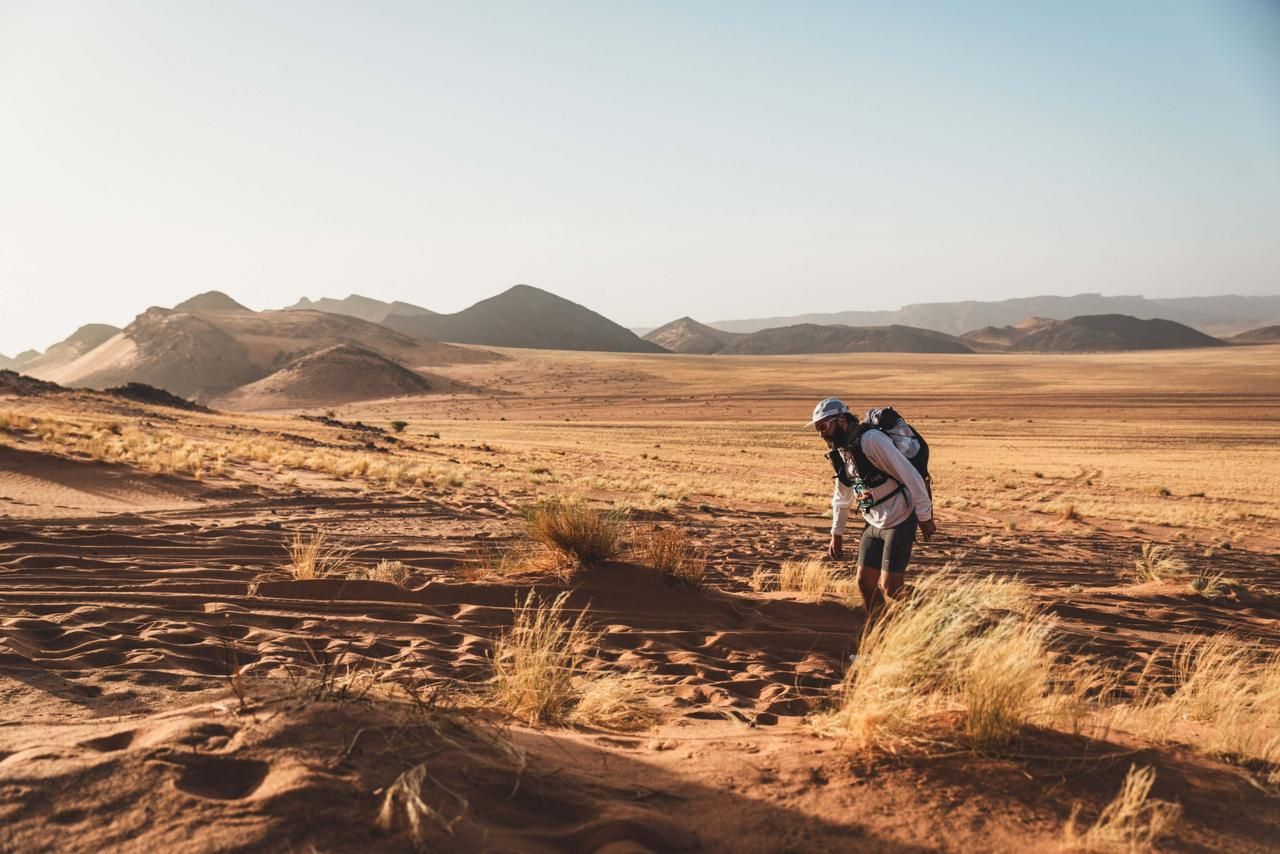 Simón Giraldo, entre dunas y desierto.