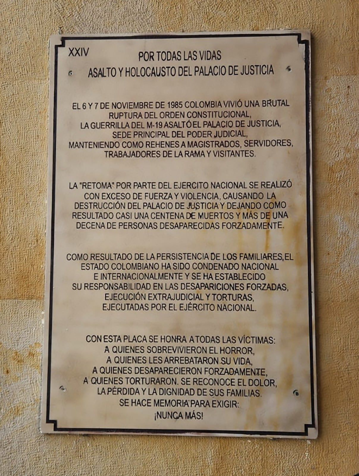 Placa en homenaje a víctimas del Palacio de Justicia 2