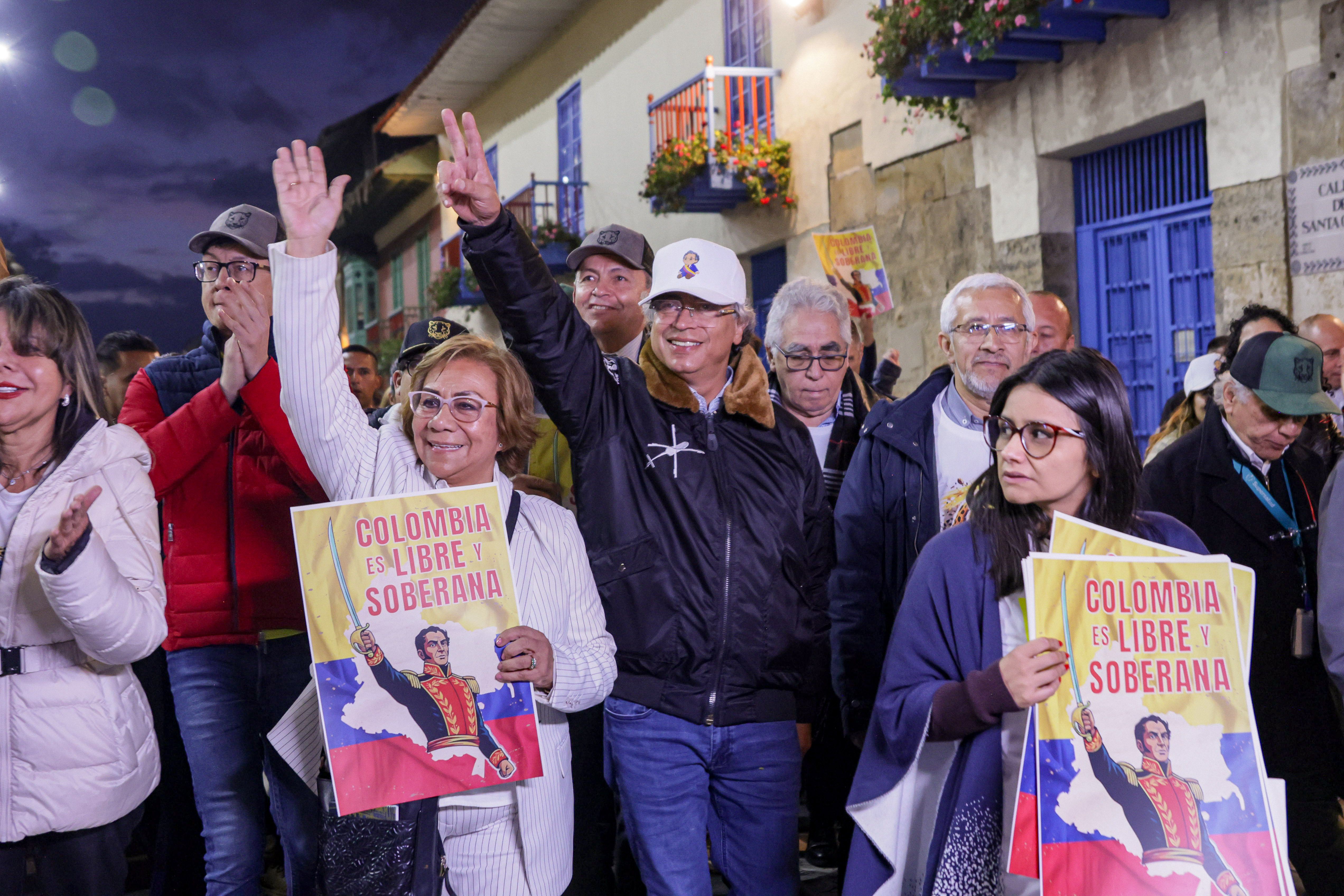 Presidente Petro caminando hacia la Plaza de Bolívar