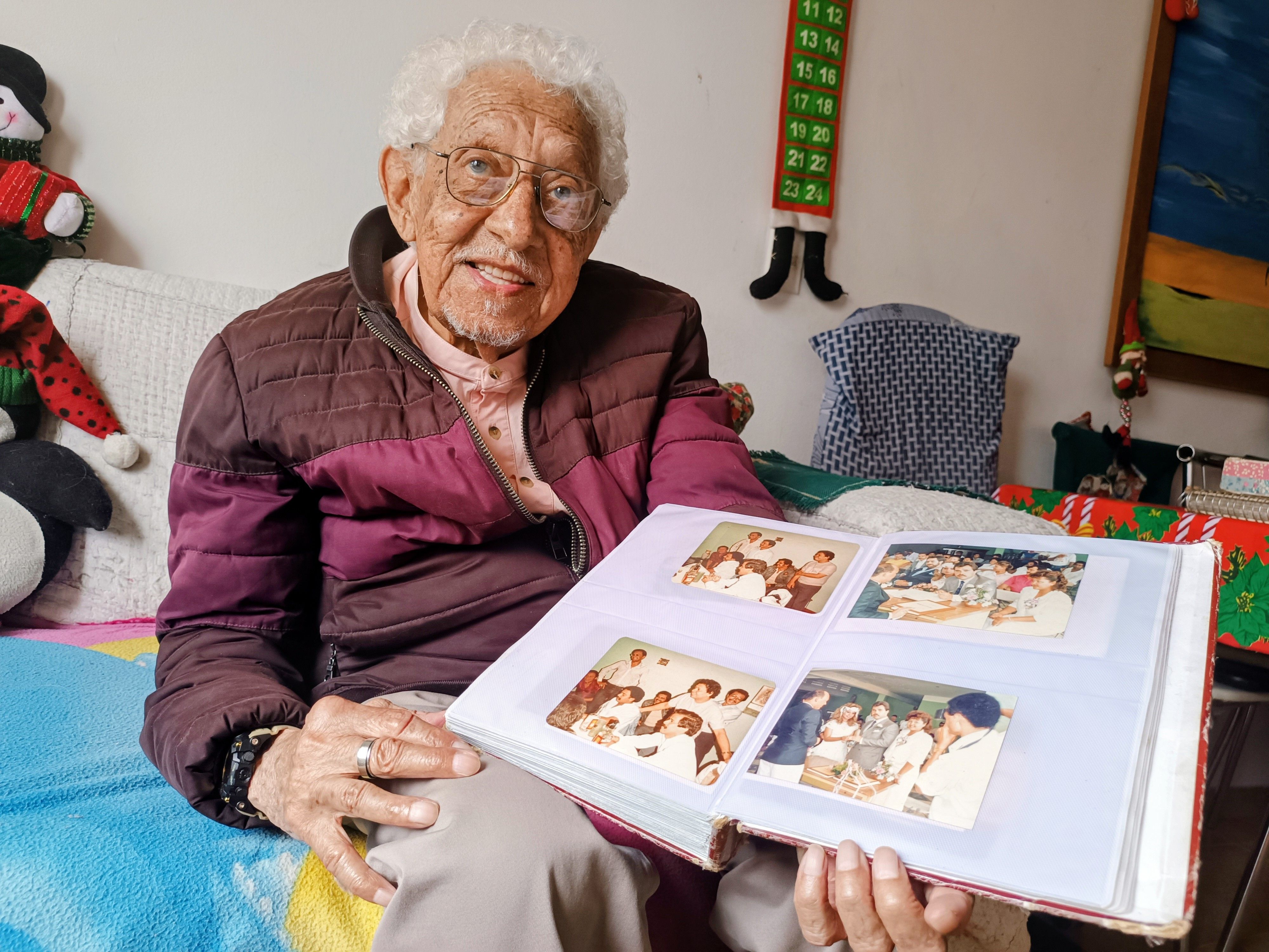 Adolfo Castro y su álbum de fotos