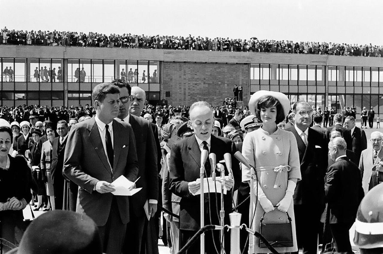 John F. Kennedy,  Alberto Lleras Camargo y Jacqueline Kennedy, en Bogotá el 17 de diciembre de 1961.
