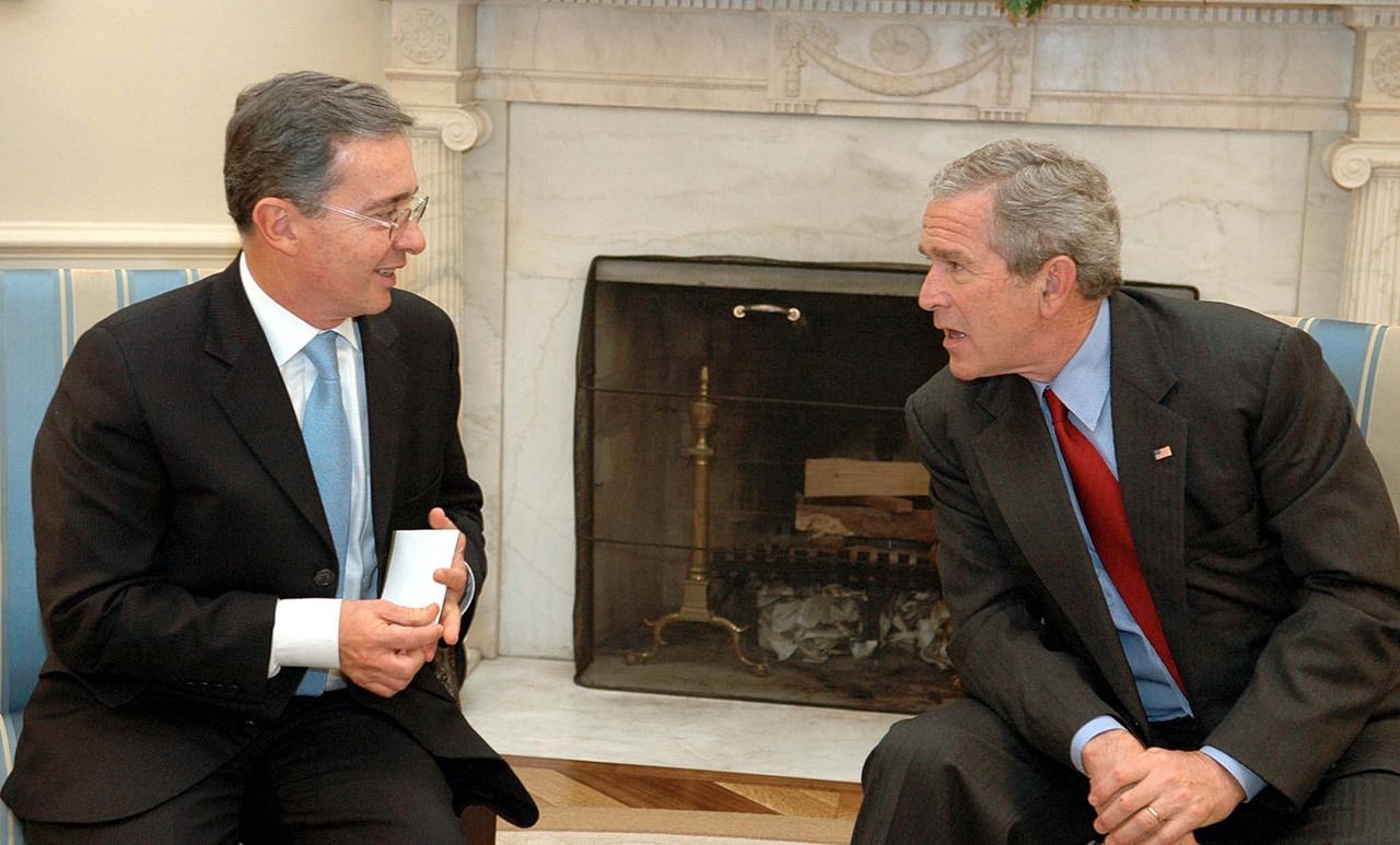 Los presidentes Álvaro Uribe Vélez y George W. Bush en la Oficina Oval de la Casa Blanca, en septiembre de 2008.