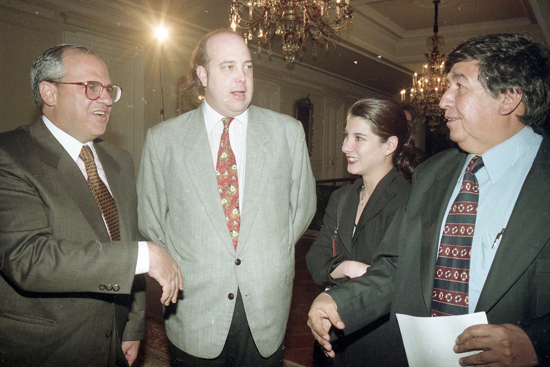 El presidente Ernesto Samper Pizano junto al hoy embajador de Colombia en Estados Unidos, Daniel García Peña.