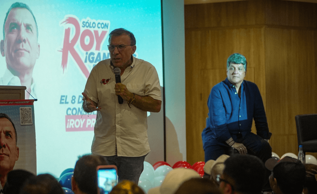 Roy Barreras y al fondo Camilo Torres Romero, en elvento organizado en Barranquilla. Foto Tomada de Redes Sociales.