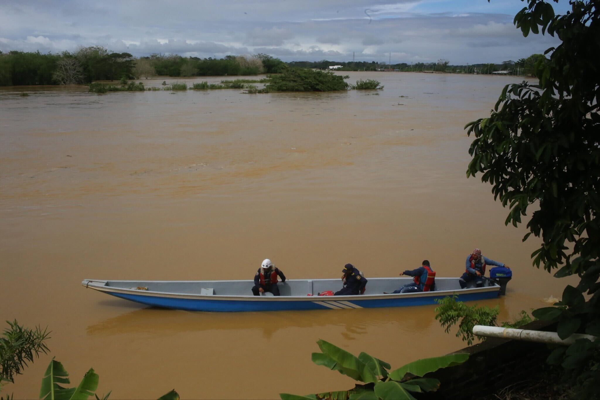 Equipos de rescate operan en municipios de Córdoba afectados por inundaciones