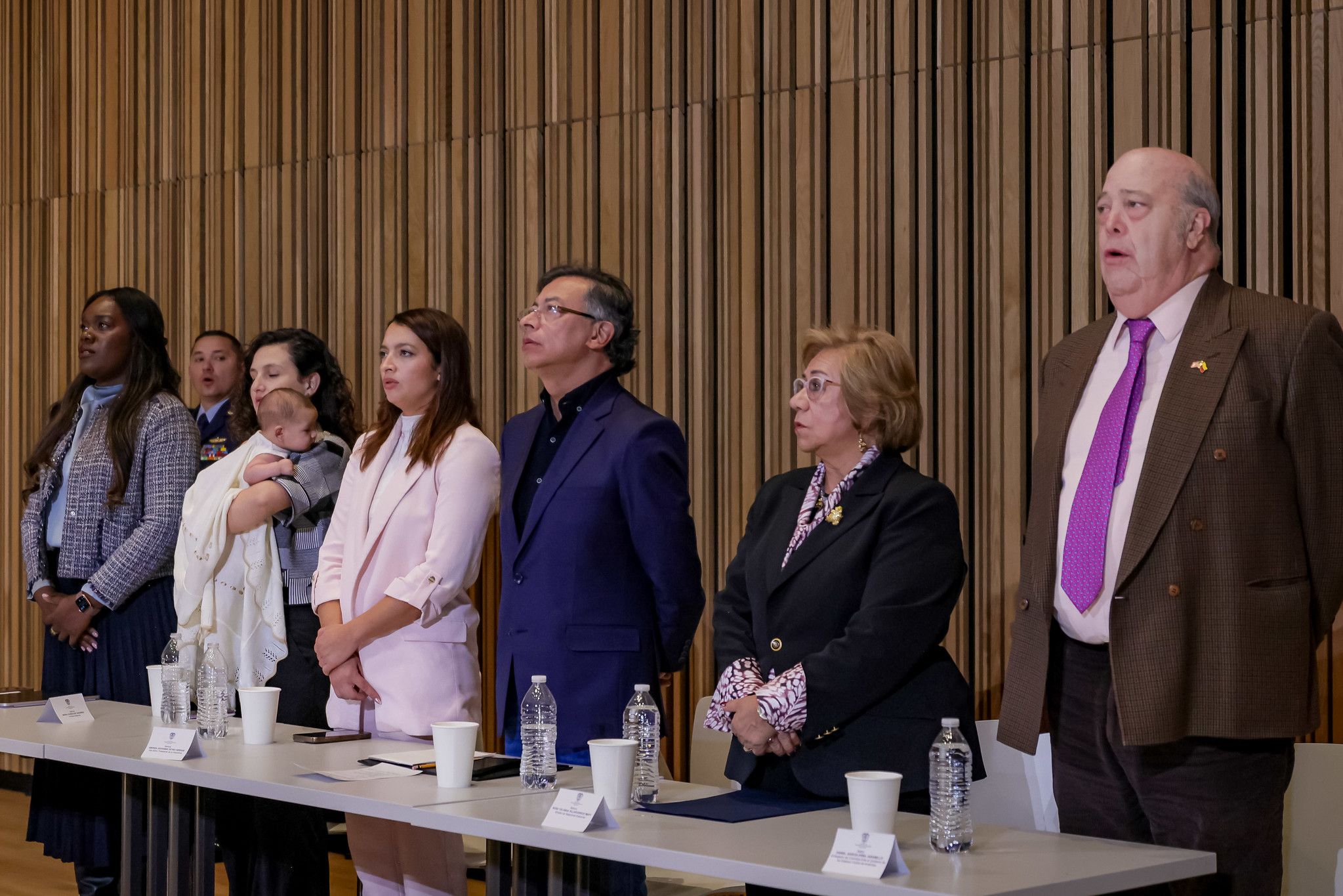El presidente Gustavo Petro junto a miembros de su delegación durante el evento con la diáspora colombiana. Crédito: Presidencia de la República.