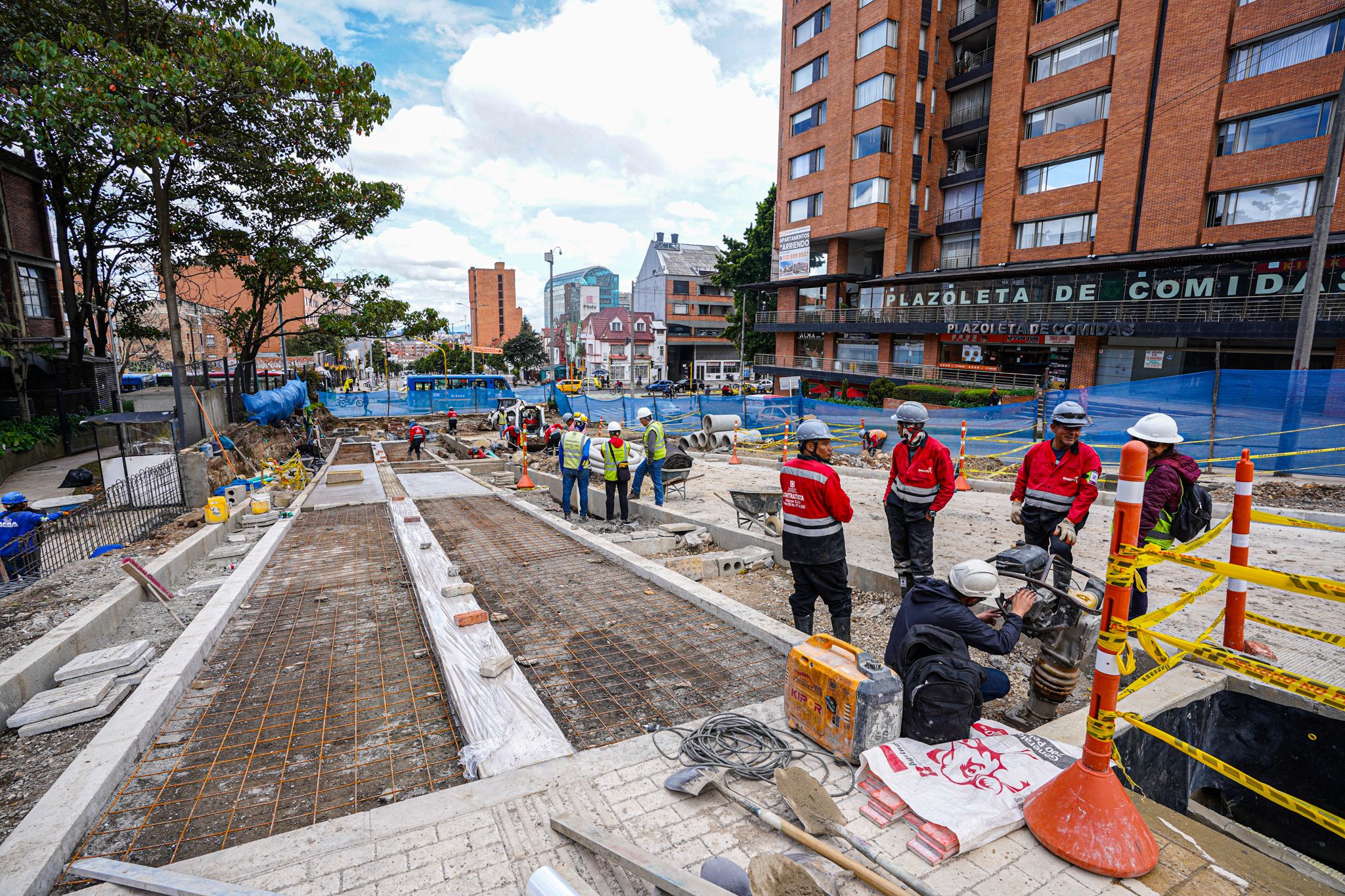 Andenes a medio terminar en la calle 45 de Bogotá, donde el IDU asumió el control del proyecto