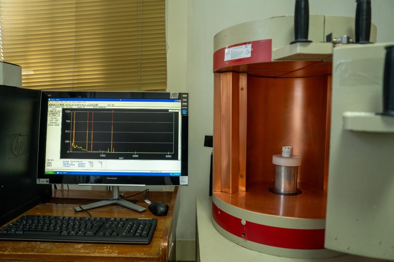 Muestra de radioisótopo en el Laboratorio de Análisis por Activación Neutrónica del Servicio Geológico Colombiano. Créditos: SGC
