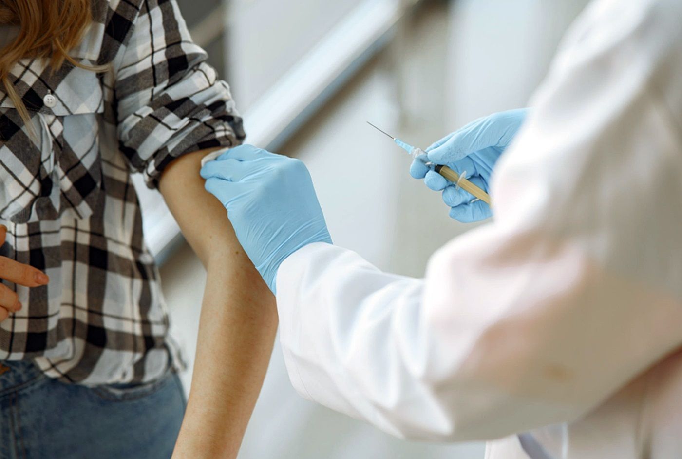 Aplicación de vacuna contra el dengue en niños