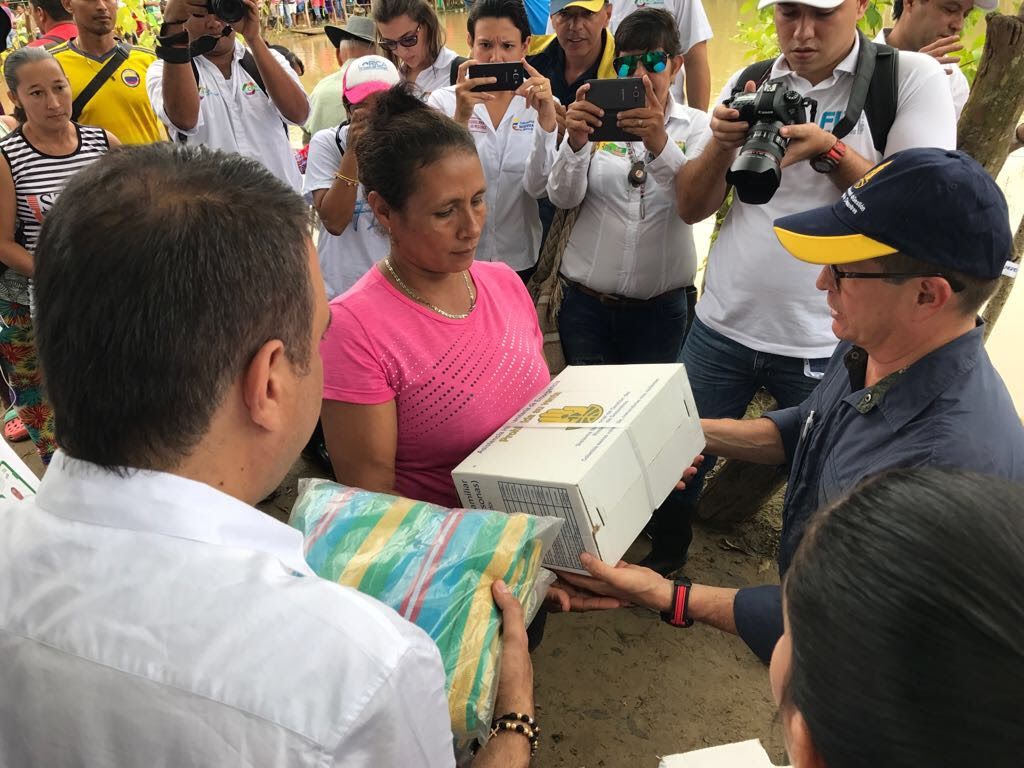 Entrega de ayudas humanitarias a familias afectadas