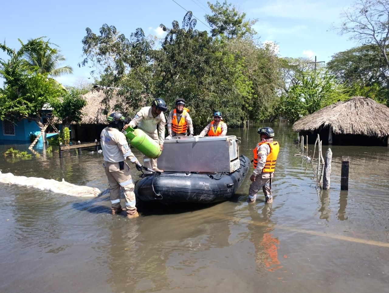 Organismos de socorro evacúan familias en zonas inundadas por la temporada invernal en el norte de Colombia