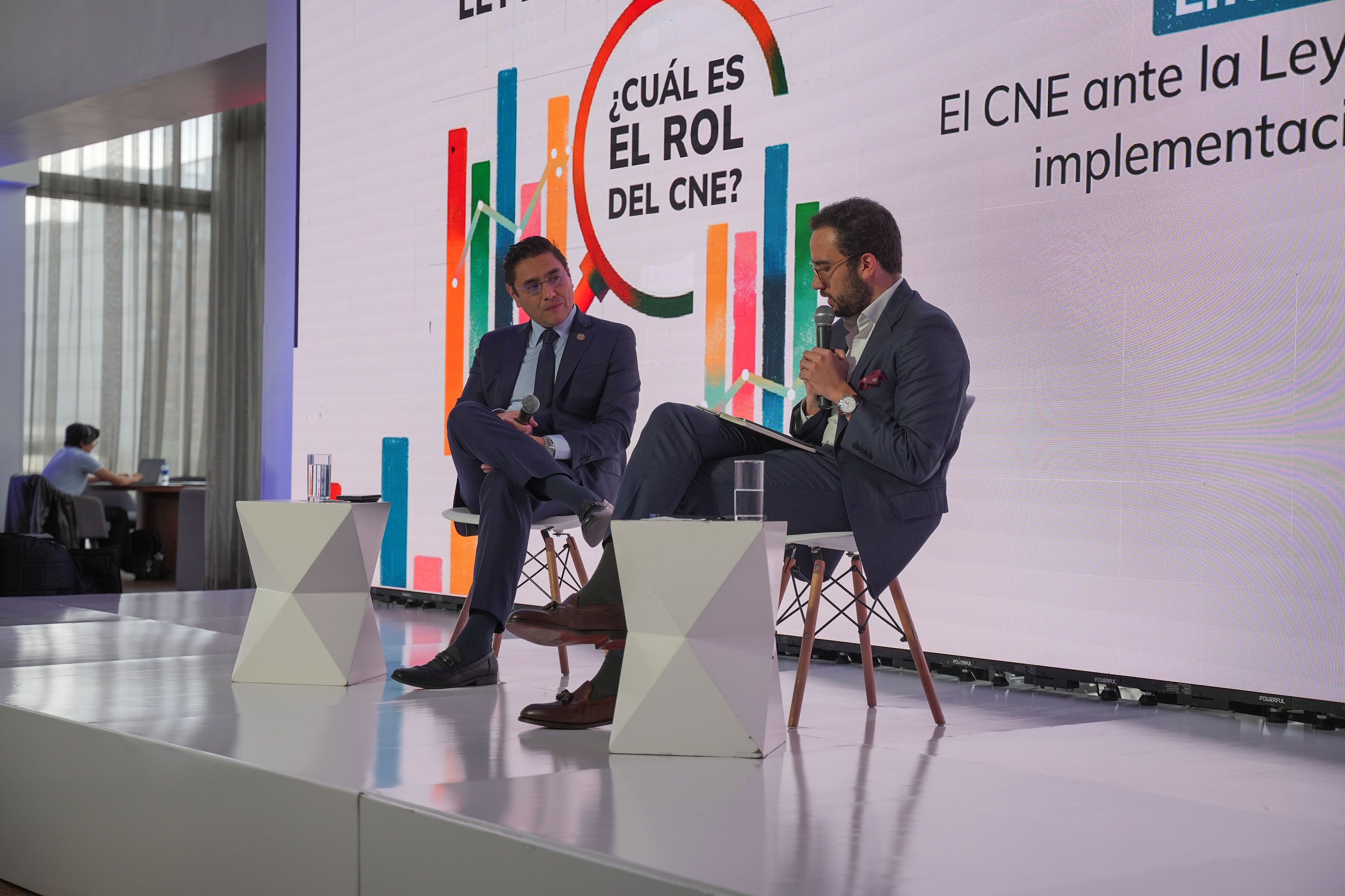 Asistentes siguen el panel sobre regulación de encuestas y rol del CNE