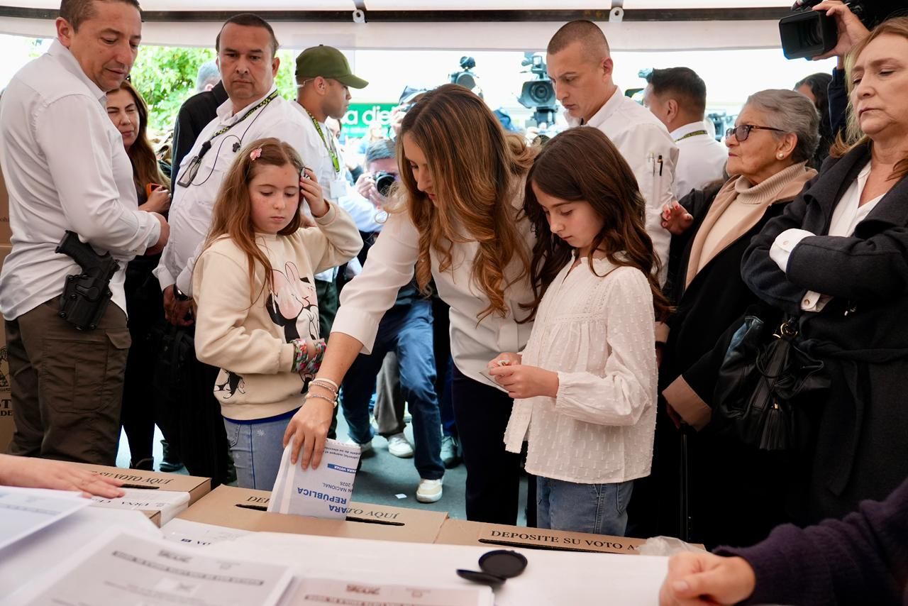 Paloma Valencia deposita su voto durante las elecciones de este domingo en Colombia.