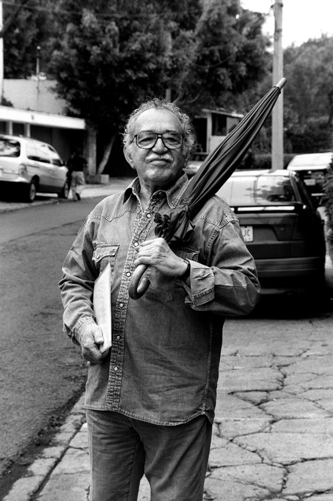 Gabriel García Márquez, de sombrilla y abrigo.