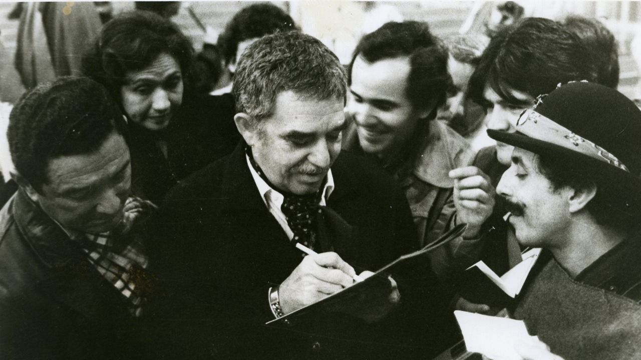 Gabriel García Márquez firma autógrafos.