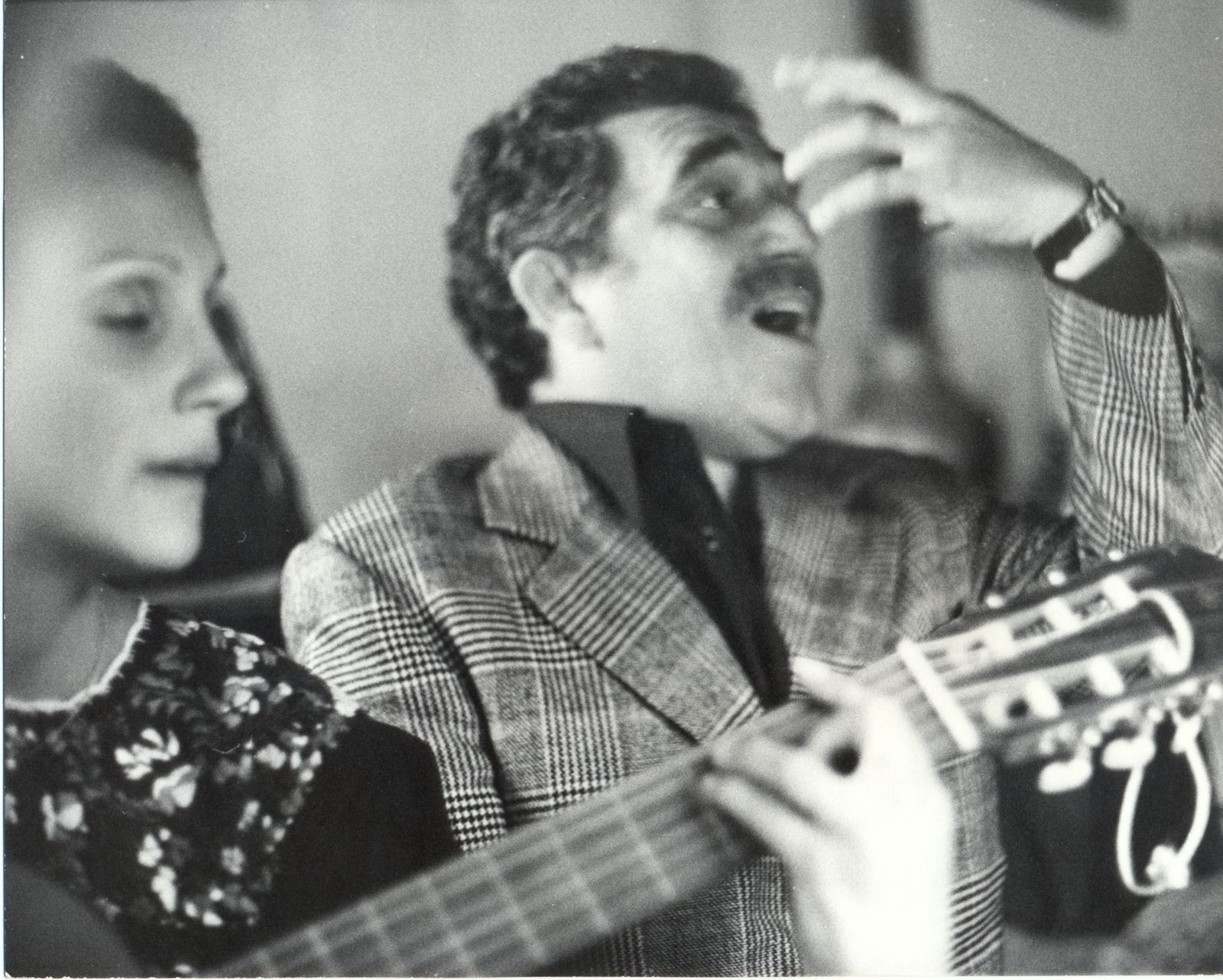 Gabriel García Marquez cantando