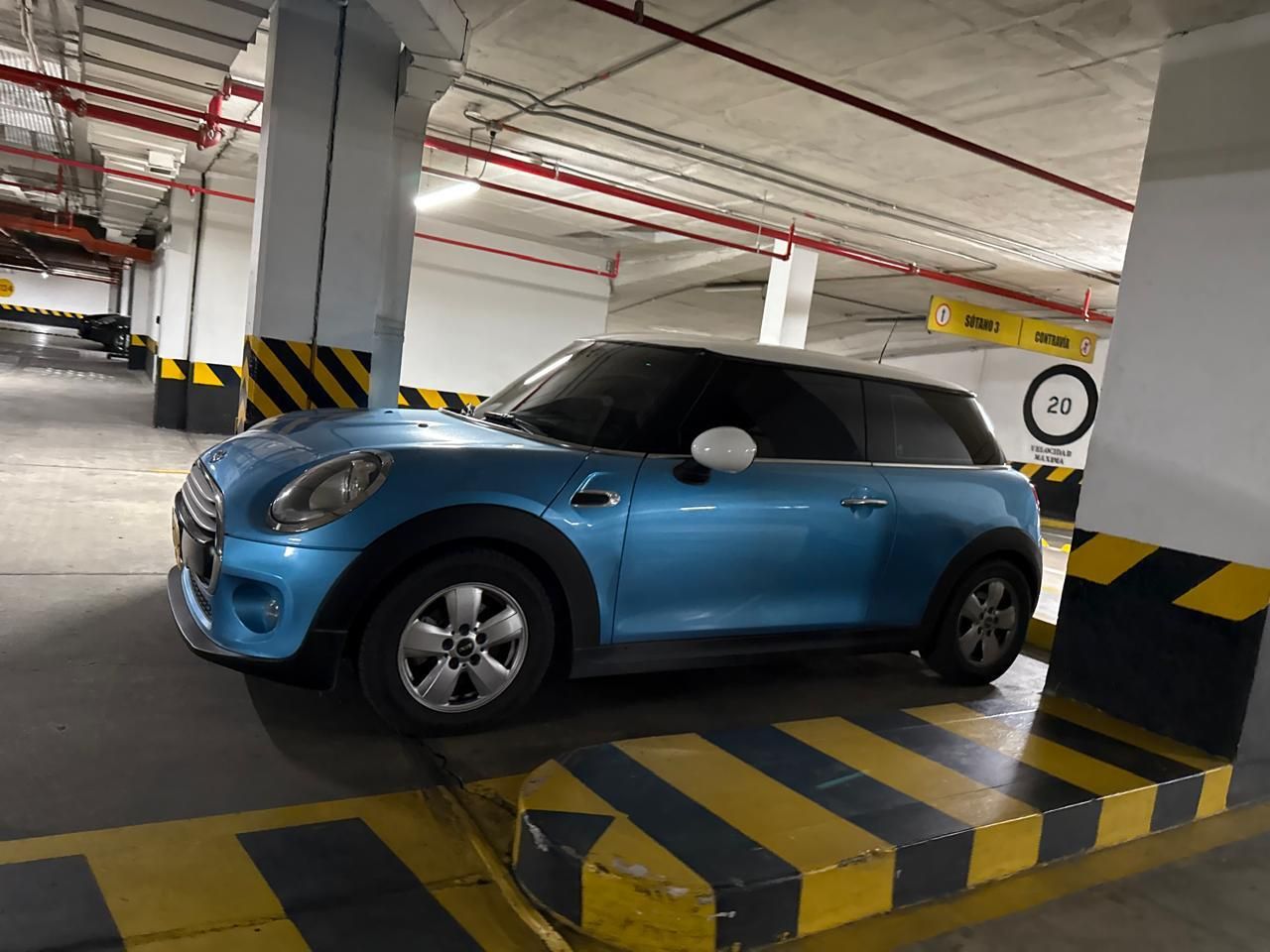 Mini Cooper azul de Verónica Guerrero