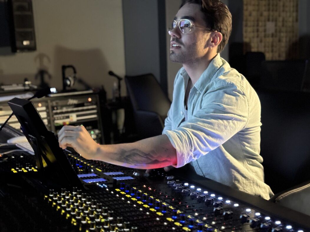 Manuel Calderón durante una sesión de producción musical en estudio