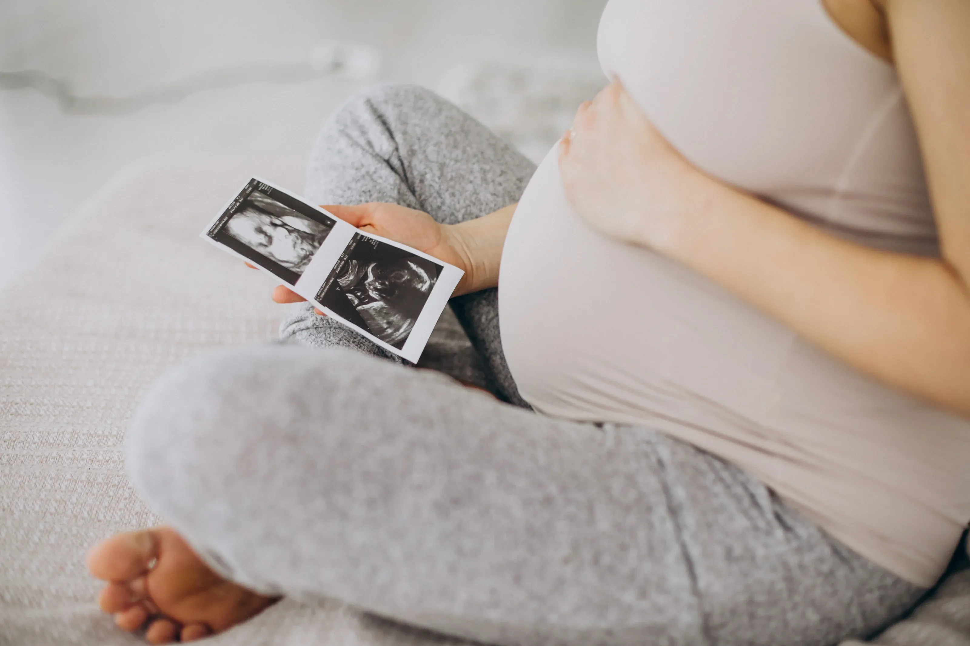 Las mujeres tienen derecho a escoger si quieren ser madres o no. Créditos: Freepik