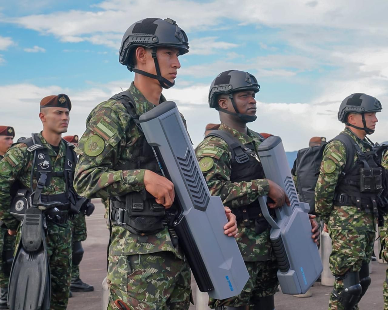 Equipos del futuro escudo antidrones. Créditos: MinDefensa