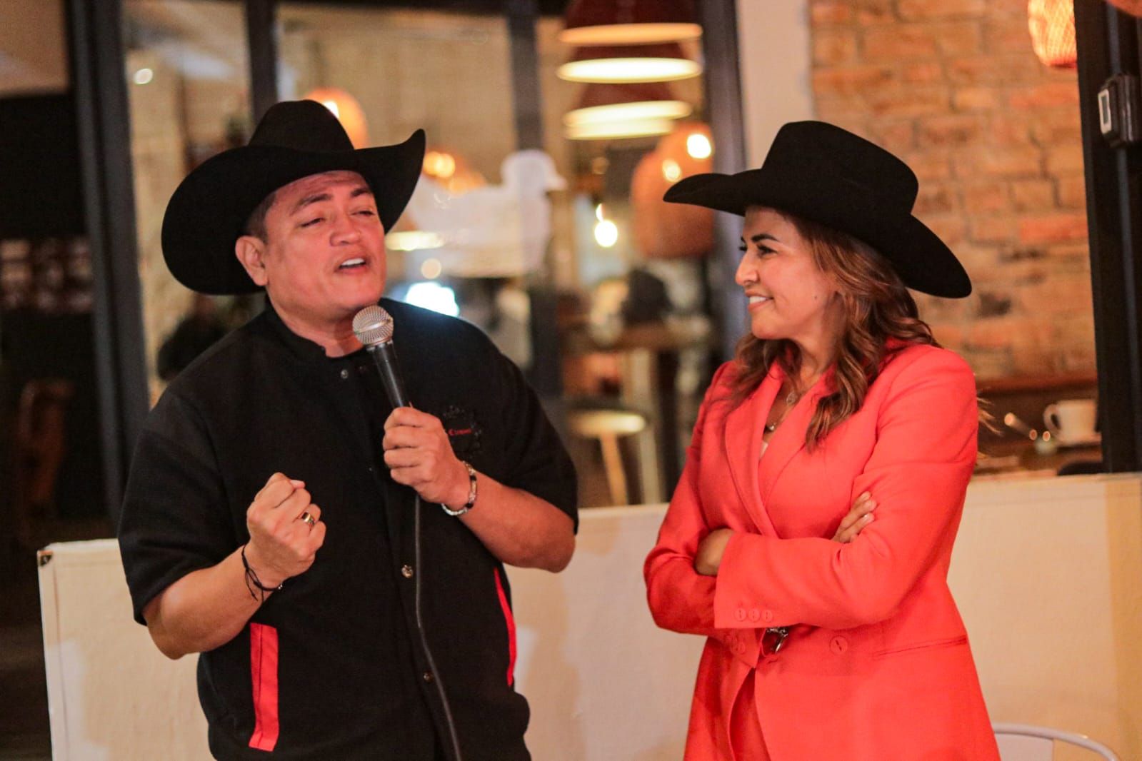 Jhon Onofre, cantautor metense y Rafaela Cortés, gobernadora del Meta