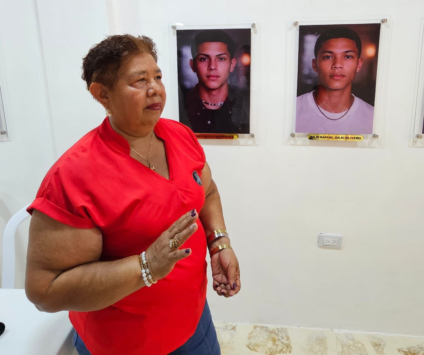 Leonor María Rodríguez Paz junto a la fotografía de su hijo, Deiner Hoyos Rodríguez,