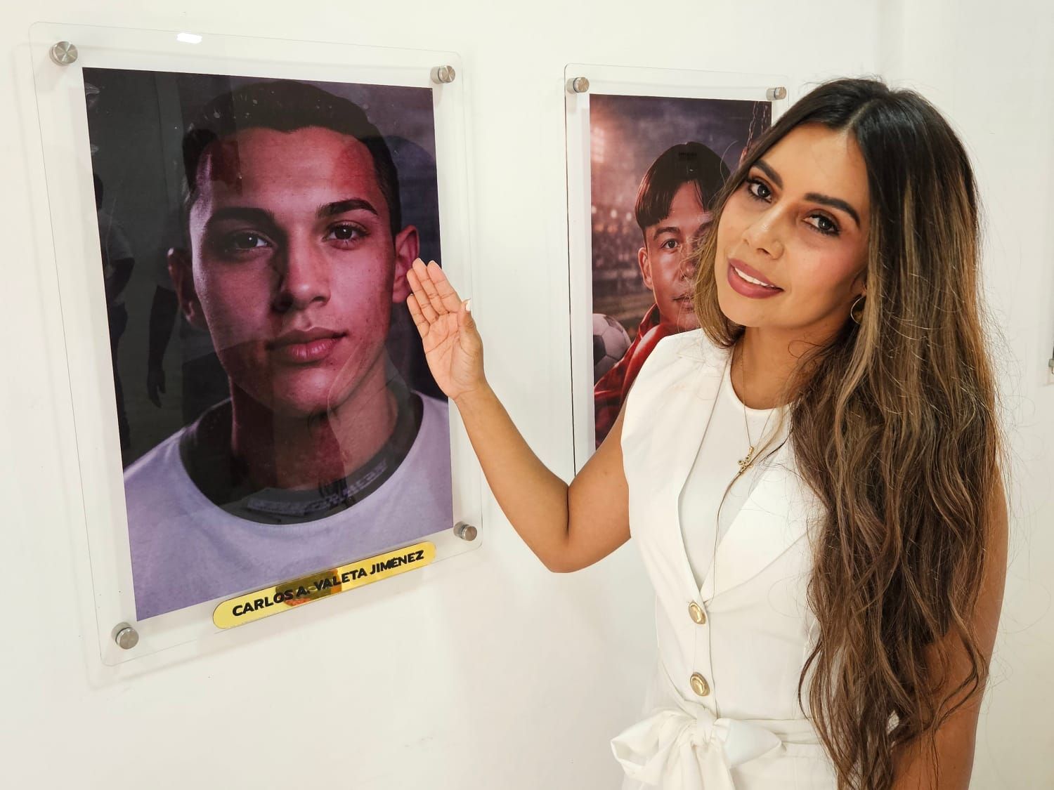 María Margarita Flores Pineda, representante legal de la Asociación de Víctimas de la Verdad (Asovitolve), junto a la imagen de Carlos Alberto Valentine, su pareja sentimental.