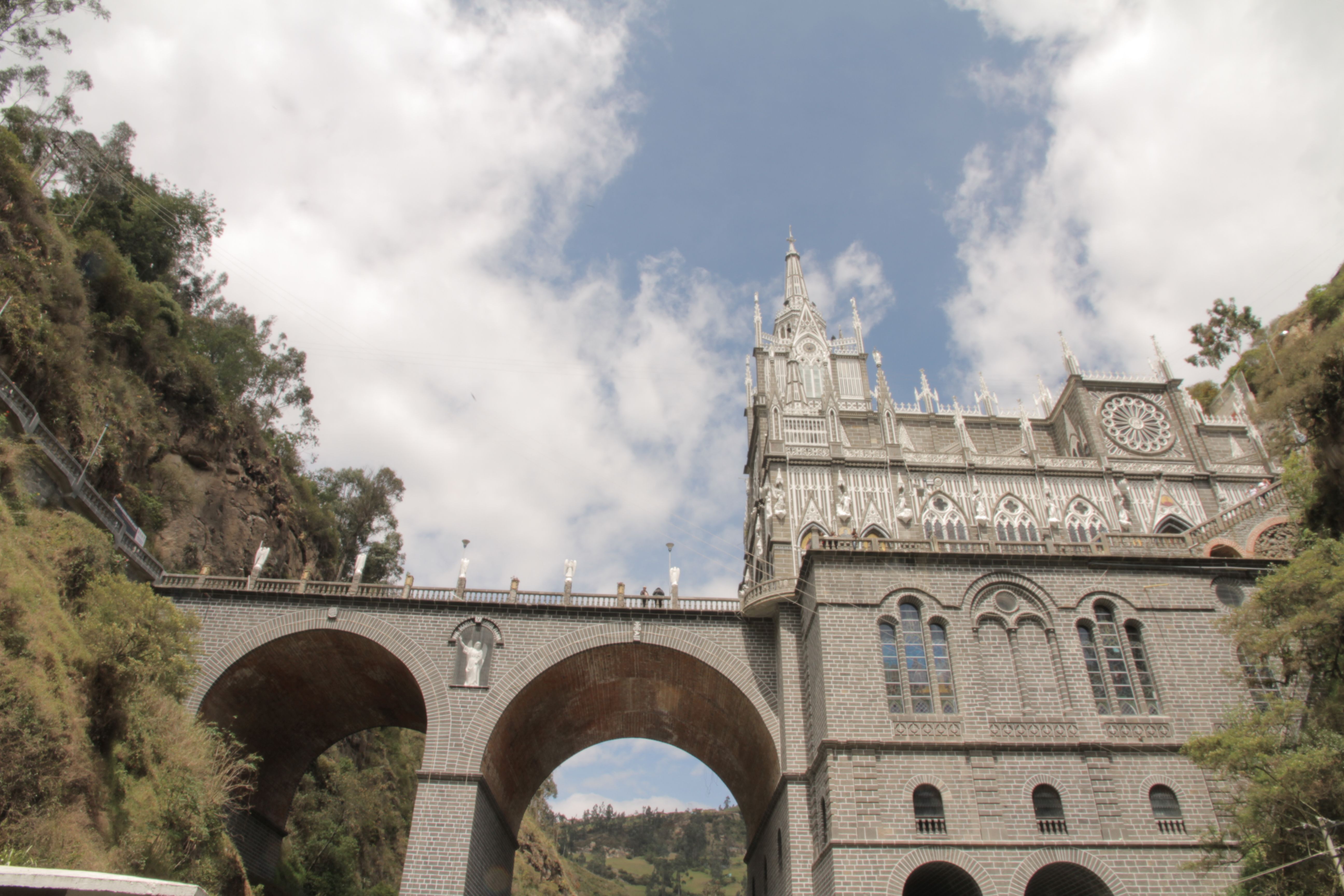 El Santuario de Las Lajas es uno de los principales destinos de peregrinación del país