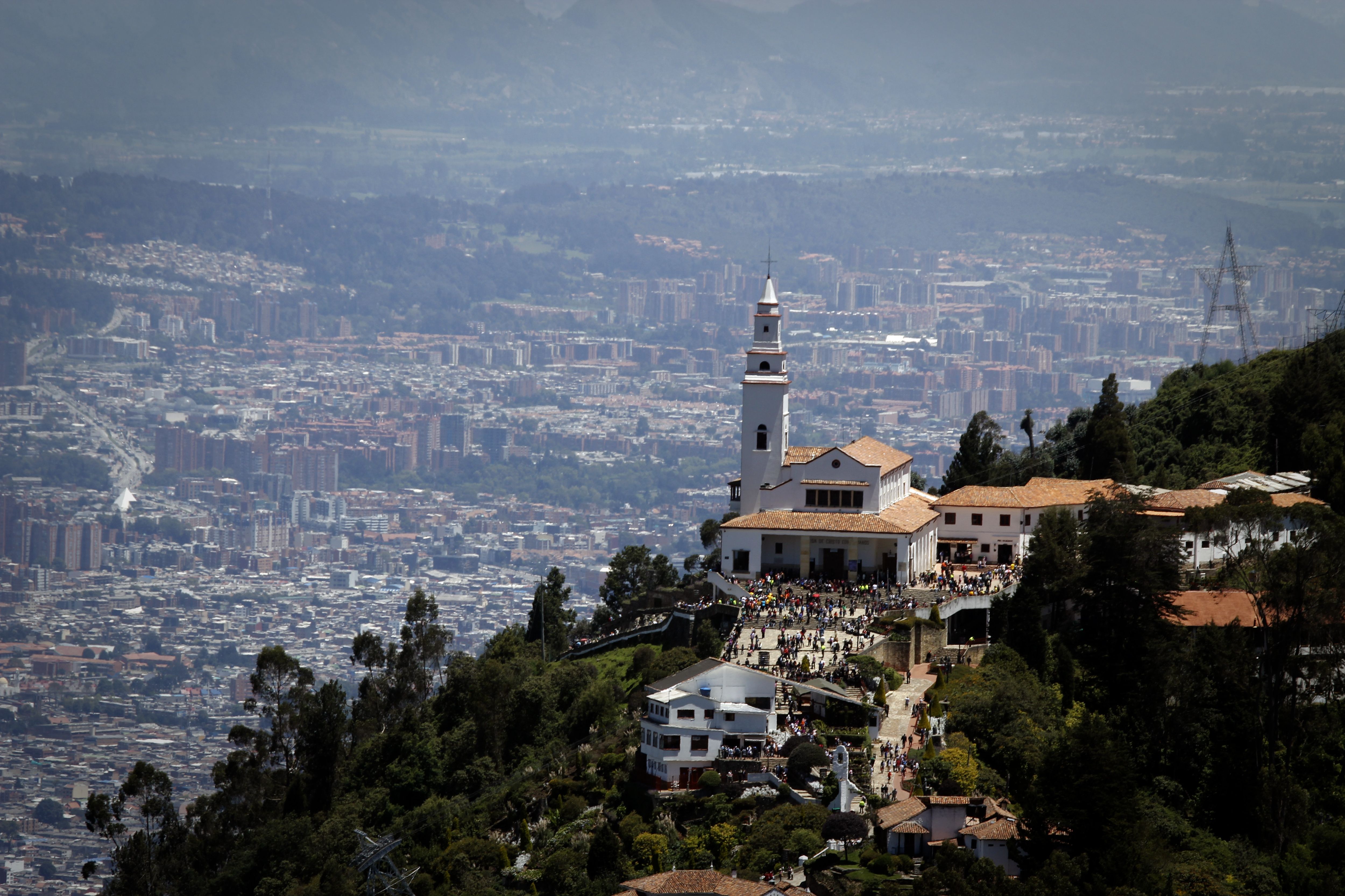 El cerro de Monserrate es uno de los lugares de peregrinación más visitados