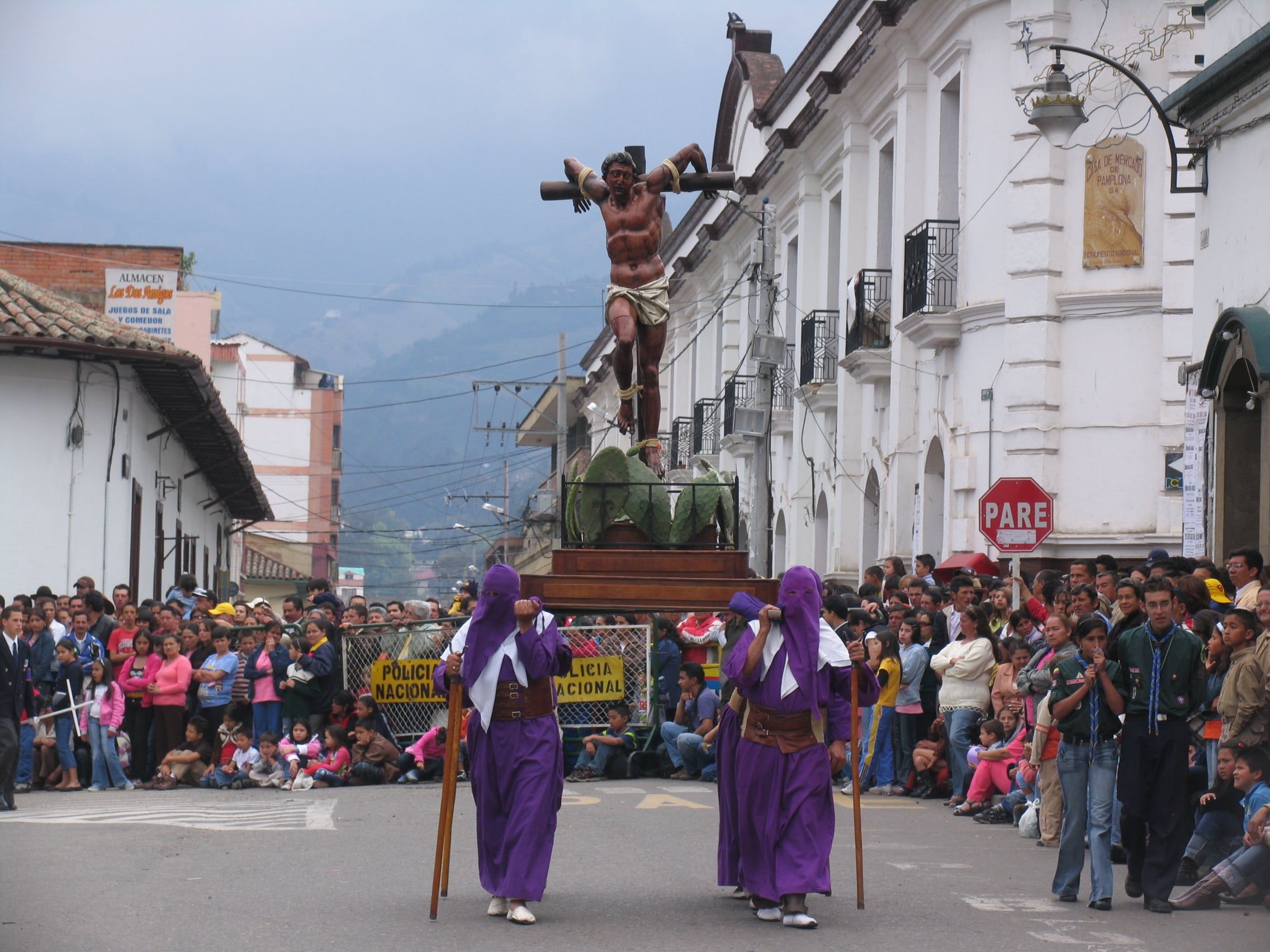 Procesiones de Semana Santa recorren el centro histórico de Pamplona