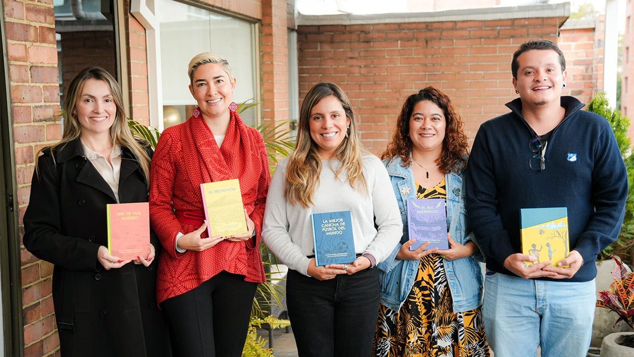 Isabelita Mercado, consejera de Paz, Víctimas y Reconciliación junto a parte del equipo que trabajó en la colección Cuando los pájaros no cantaban