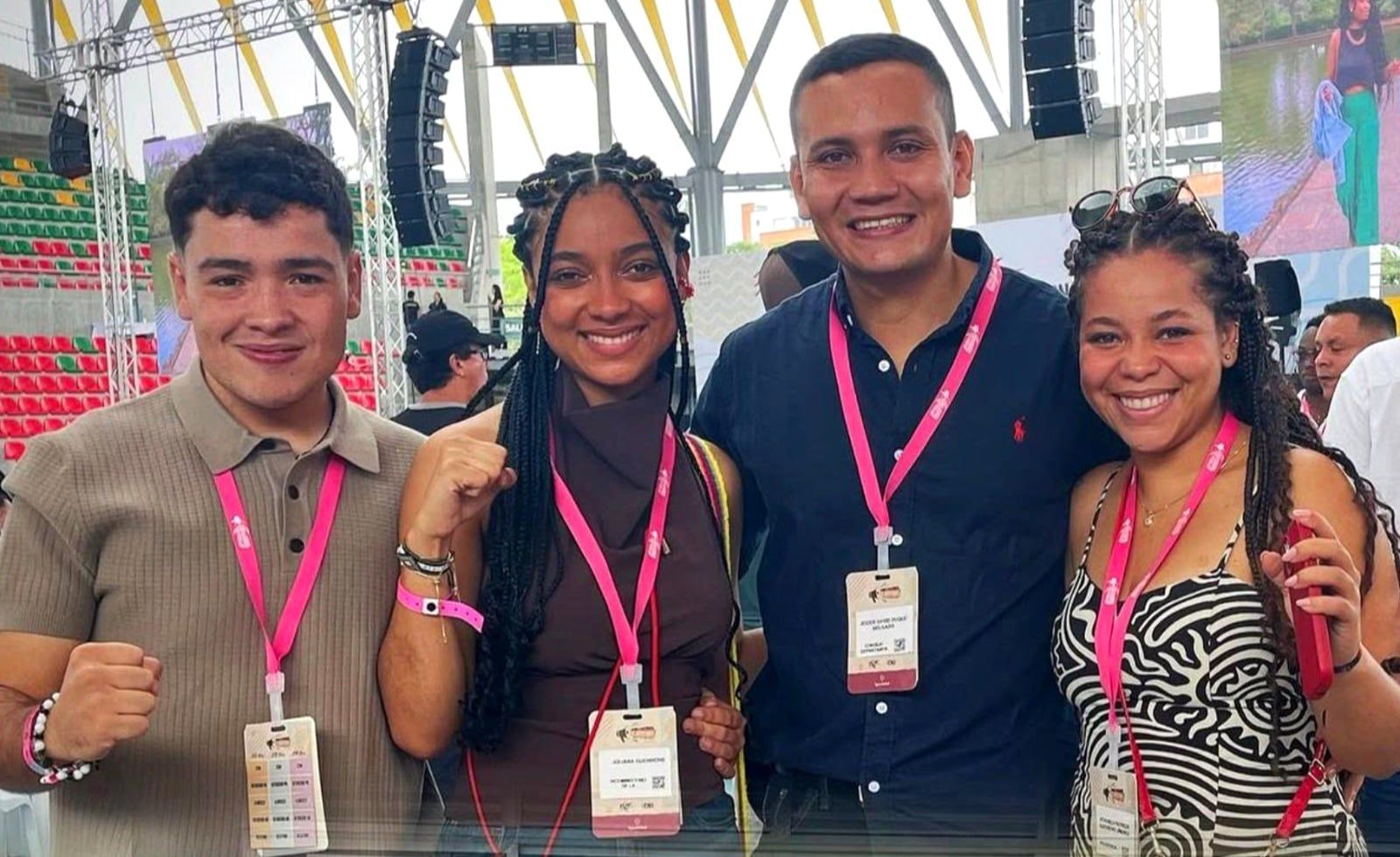 Jorge Bustos (el primero de izquierda a derecha) con las hermanas Guerrero en un evento de jóvenes en diciembre pasado.