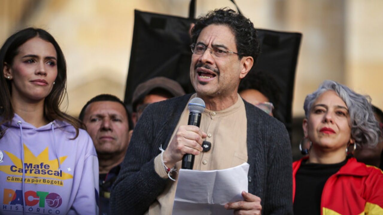 Iván Cepeda en acto público