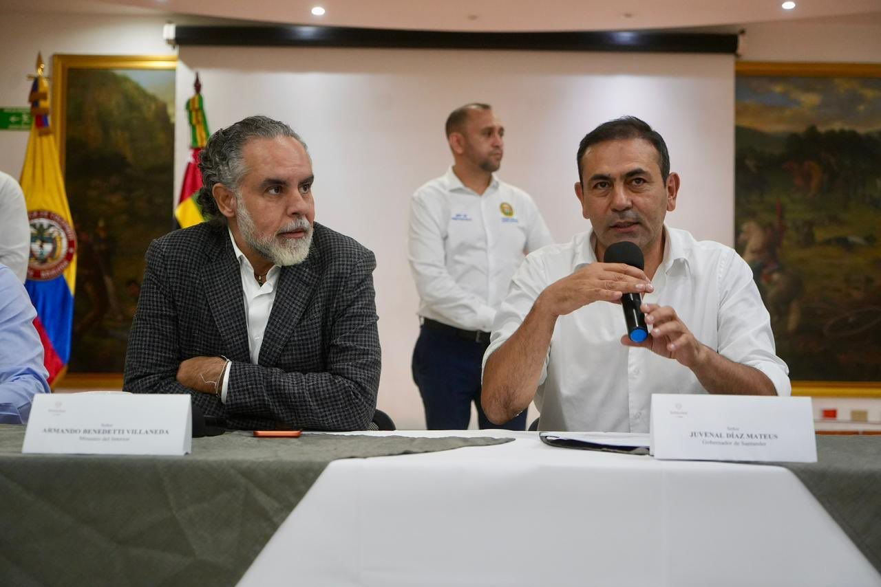 Ministro del Interior, Armando Benedetti, junto al gobernador de Santander, Juvenal Díaz, en una mesa de concertación. Créditos: @AABenedetti