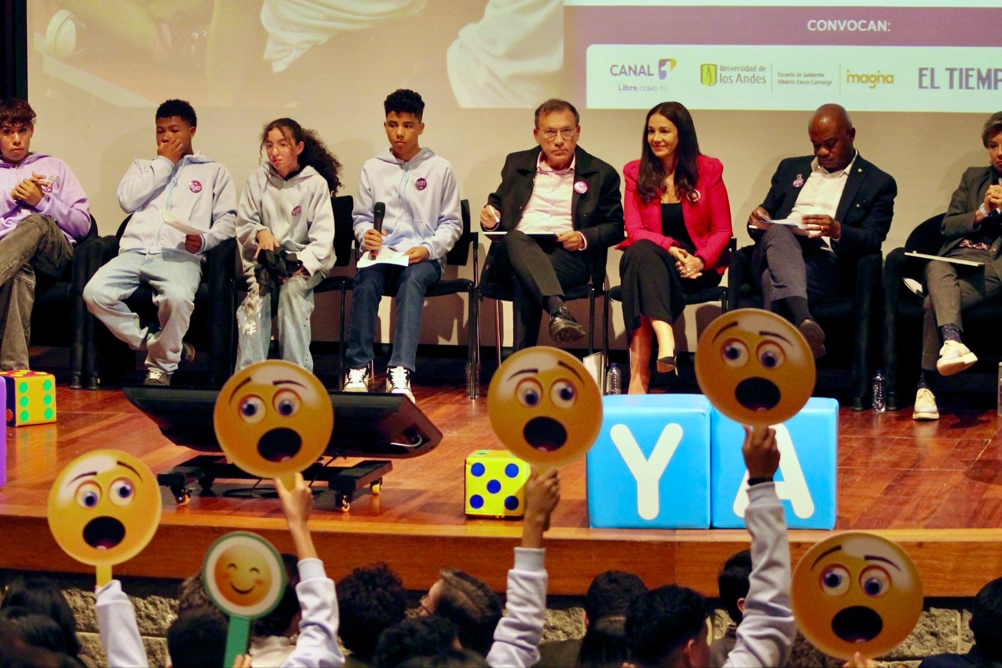 Niñas, niños y adolescentes evalúan las respuestas de los candidatos
