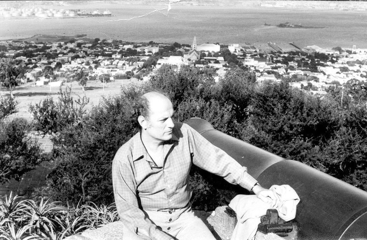 Ángel Rama en el Cerro de Montevideo.
