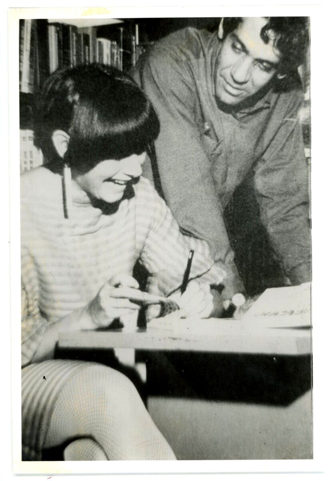 Fotografía de Marta traba con Álvaro Cepeda firmando 