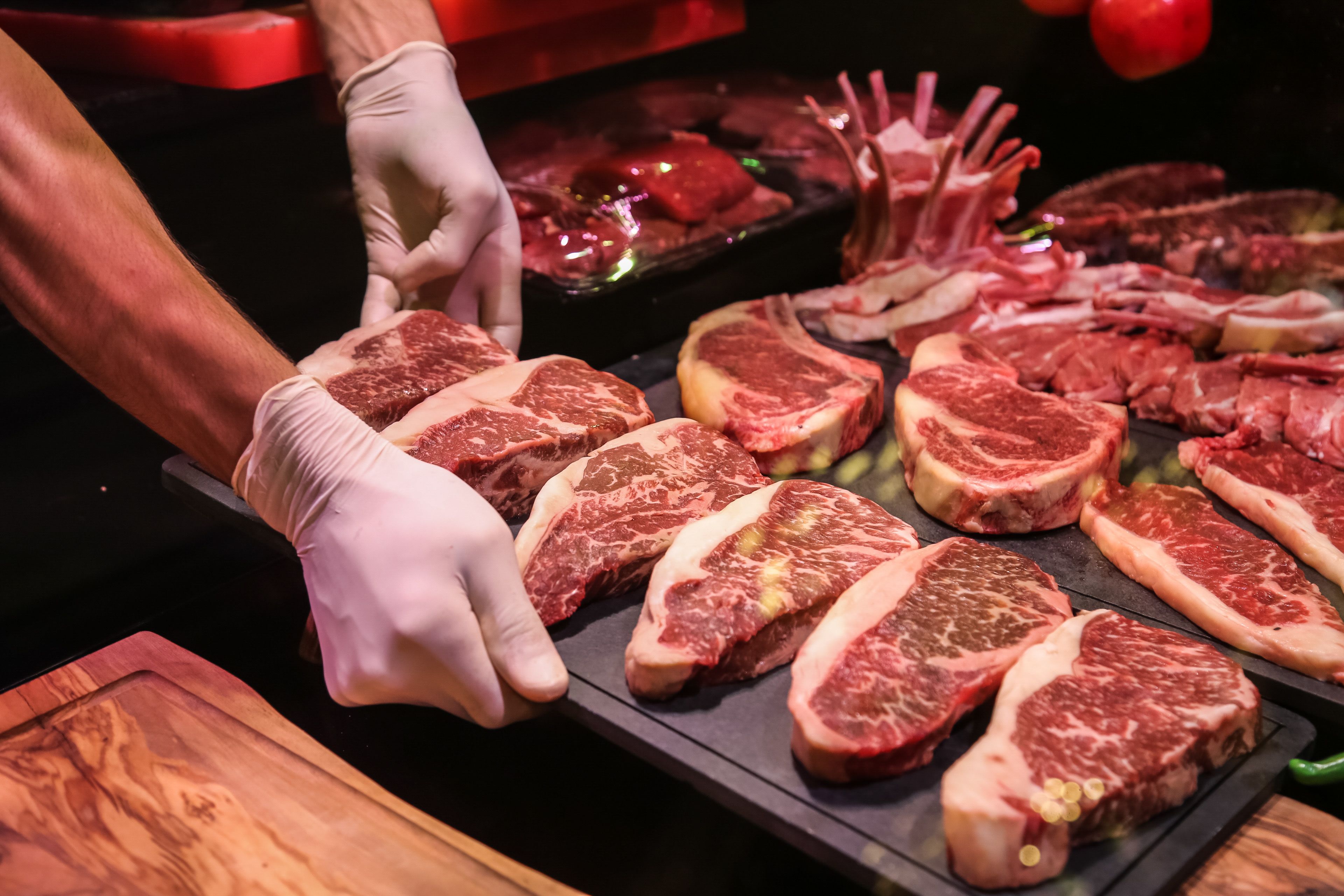 photologuephotos2023-09vista-lateral-chef-prepara-carne-cruda-marmol-filetes-soportejpg