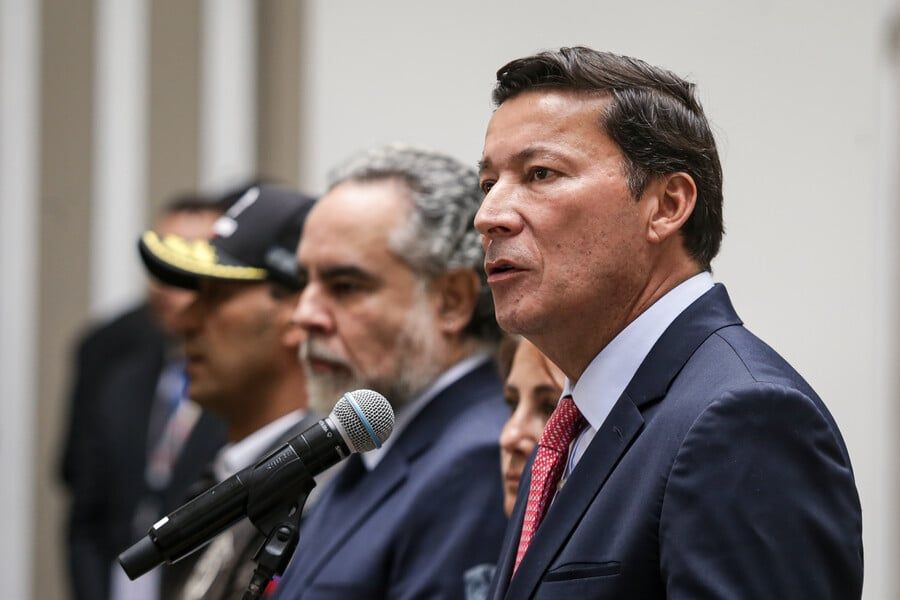El ministro del Interior, Armando Benedetti; el ministro de Defensa, Pedro Sánchez;