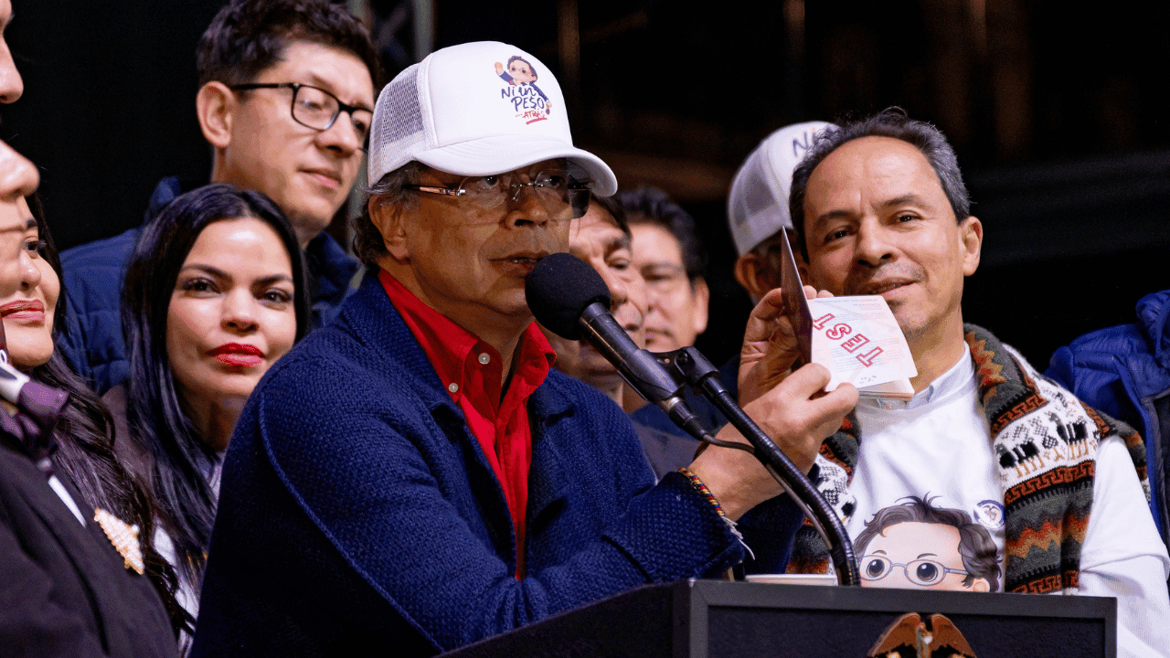 Foto del presidente Gustavo Petro con el pasaporte