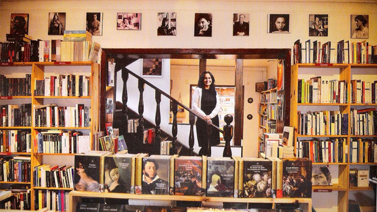 Ana María Aragón, librera de Casa Tomada, en la librería