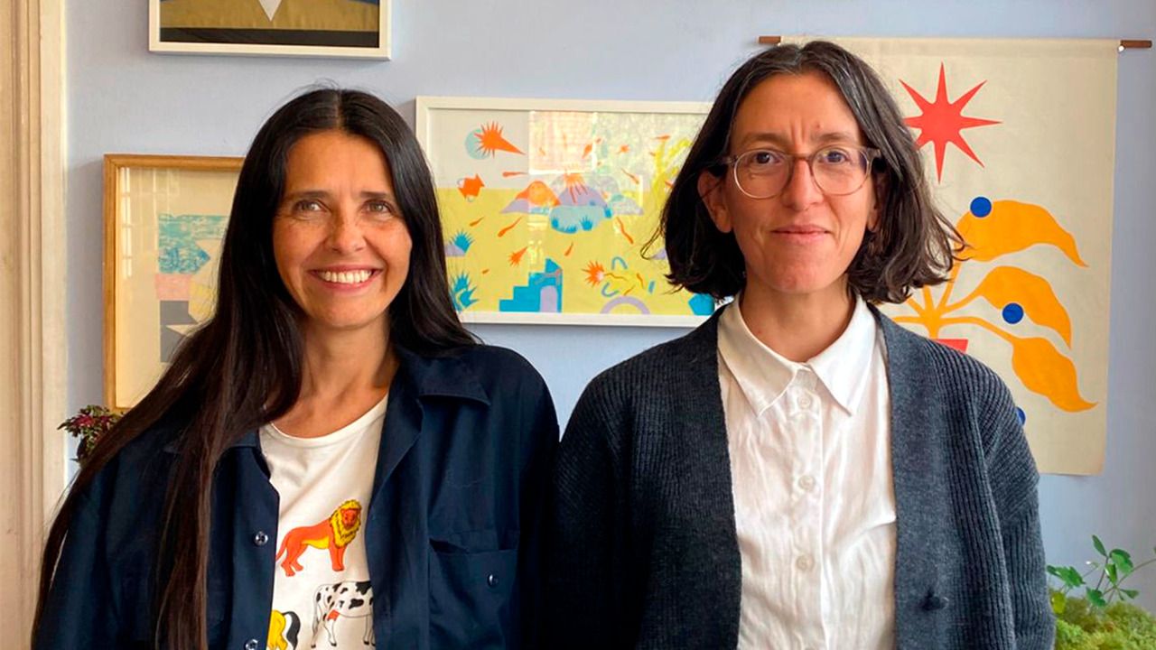 María Paola Sánchez y su socia en librería NADA