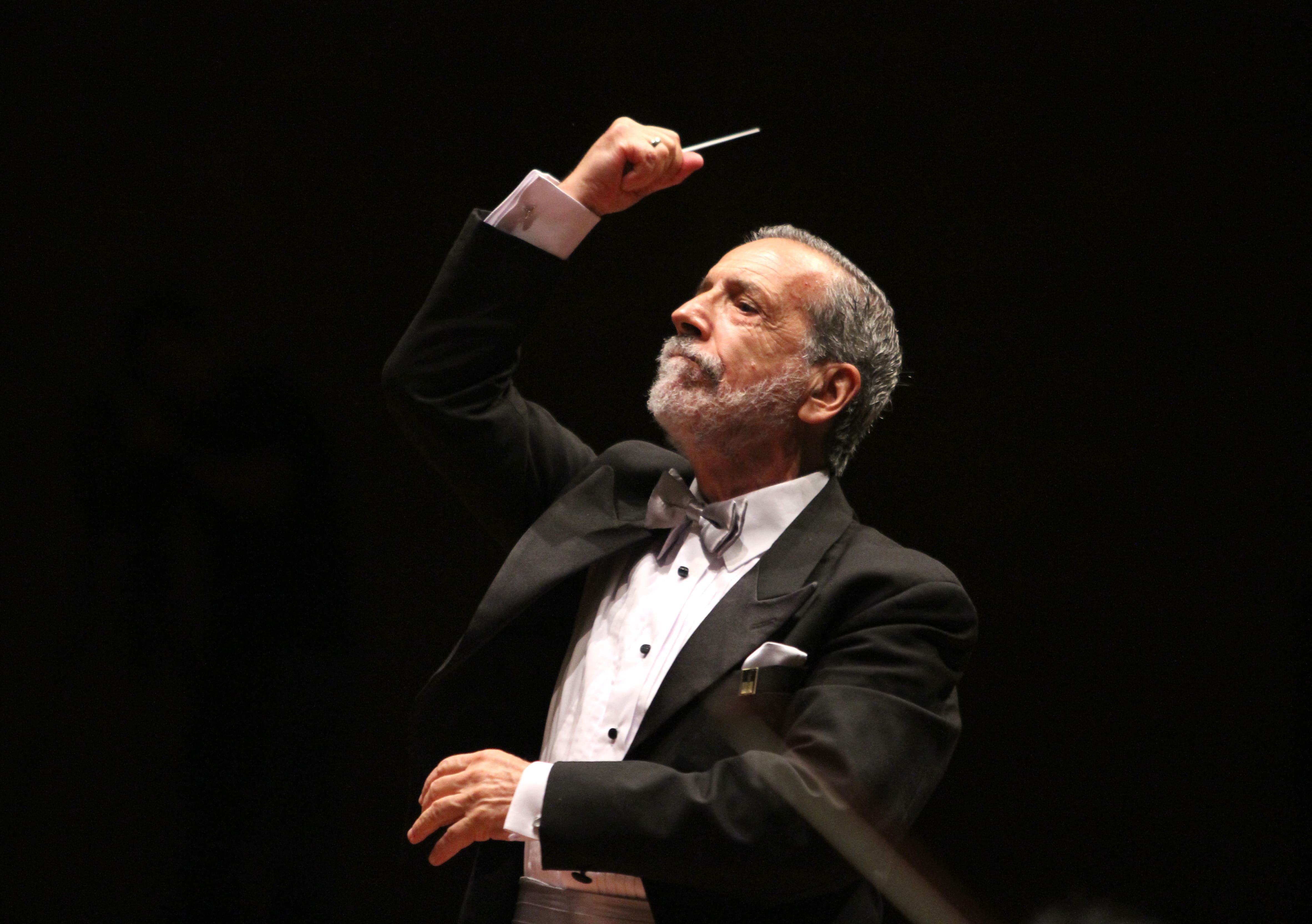 4.maestro_alberto_correa_director.jpg